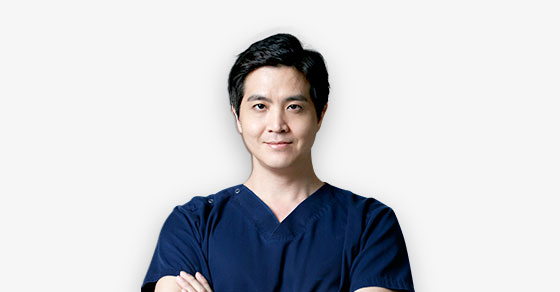 Anesthesiologist team monitoring a patient